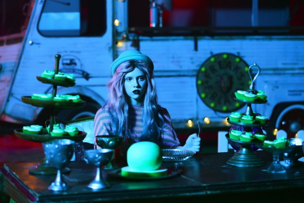 ТІК презентує відео «Емочка» - нова «Аліса в Країні Чудес»