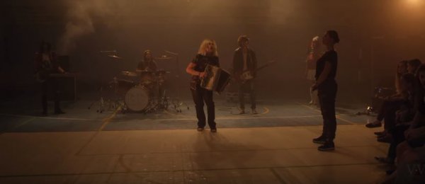 Олег Скрипка та гурт ВВ заспівали народну пісню в стилі ґрандж