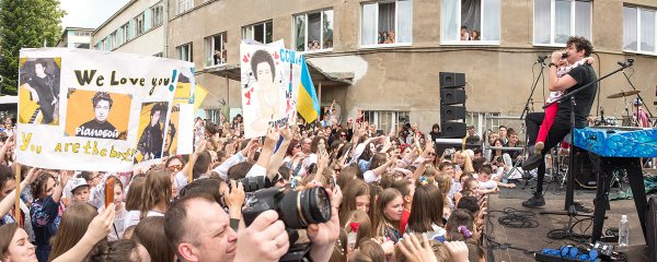 Pianoбой подарував концерт дітям на останній дзвоник (фото)