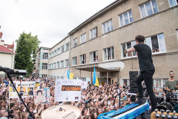 Pianoбой подарував концерт дітям на останній дзвоник (фото)