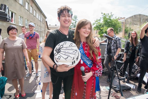 Pianoбой подарував концерт дітям на останній дзвоник (фото)