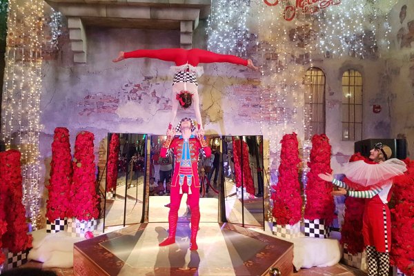 Олександр Лещенко і театр танцю Foresight влаштували справжній венеціанський карнавал у Ferrari Park (ФОТО)