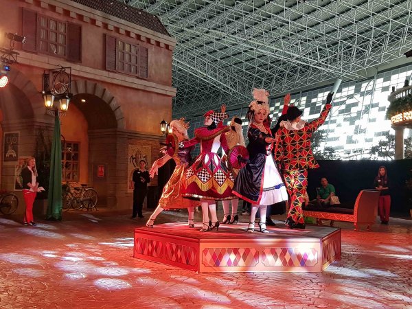 Олександр Лещенко і театр танцю Foresight влаштували справжній венеціанський карнавал у Ferrari Park (ФОТО)