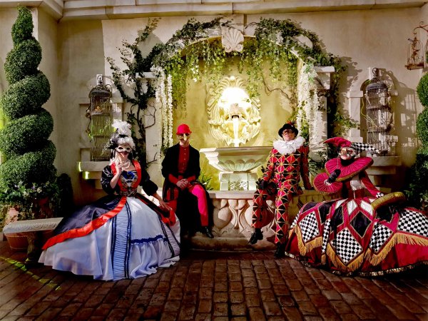 Олександр Лещенко і театр танцю Foresight влаштували справжній венеціанський карнавал у Ferrari Park (ФОТО)