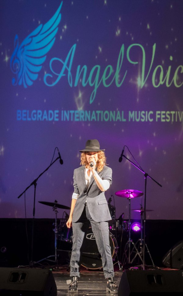 Українська співачка виборола золото на міжнародному музичному фестивалі в Сербії (фото)