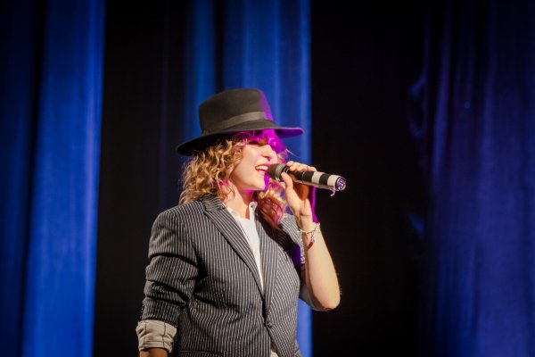 Українська співачка виборола золото на міжнародному музичному фестивалі в Сербії (фото)