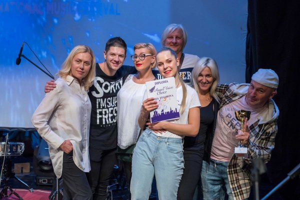 Українська співачка виборола золото на міжнародному музичному фестивалі в Сербії (фото)