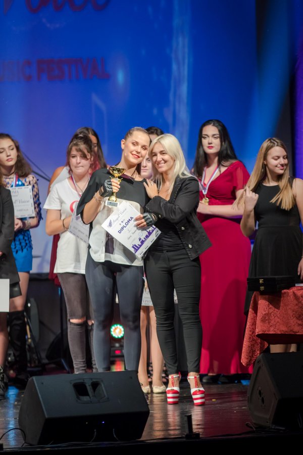 Українська співачка виборола золото на міжнародному музичному фестивалі в Сербії (фото)