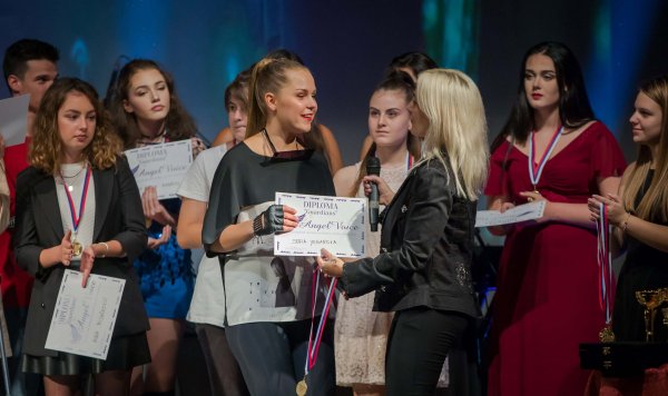 Українська співачка виборола золото на міжнародному музичному фестивалі в Сербії (фото)