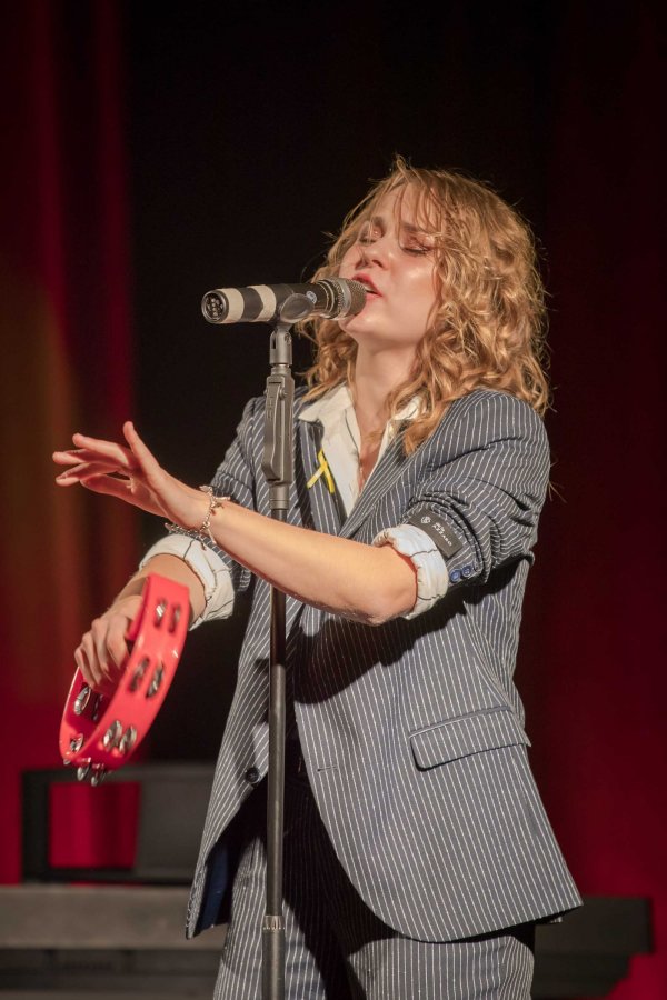 Українська співачка виборола золото на міжнародному музичному фестивалі в Сербії (фото)