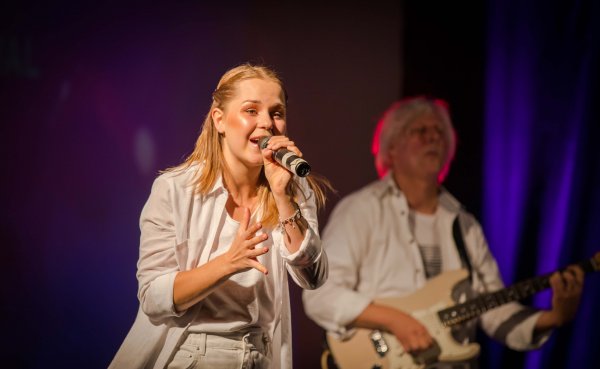 Українська співачка виборола золото на міжнародному музичному фестивалі в Сербії (фото)