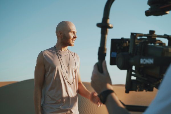 Alyosha & Vlad Darwin відзняли кліп «Торнадо» в Арабських Еміратах: перші фото зі знімального майданчика (фото, аудіо)