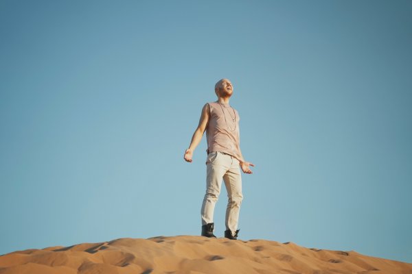 Alyosha & Vlad Darwin відзняли кліп «Торнадо» в Арабських Еміратах: перші фото зі знімального майданчика (фото, аудіо)