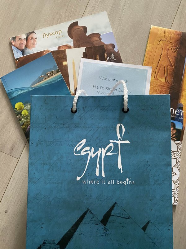 Віктор Павлік з дружиною Катериною отримали подарунки від Міністра туризму Єгипту (фото)