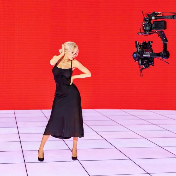 Юлія Войс презентує сингл, створений володарями «Греммі»